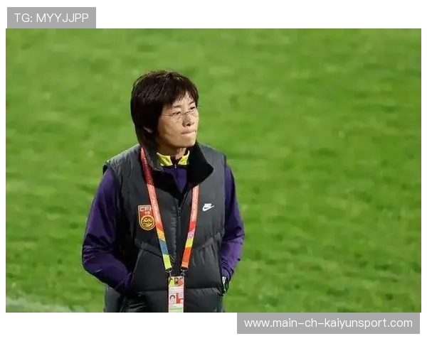 加拉塔萨雷女足杨莉娜回追协防，边路抢断立刻反击